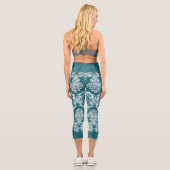 Jewel Blue Grungy Damask Pattername Capri Leggings (Rückseite)