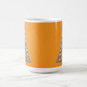 Jewel-Encrusted Letter A On Yellow Background Kaffeetasse (Mittel)