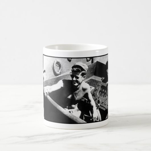 JFK auf PT-109 Kaffeetasse (Mittel)