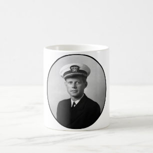 JFK, das seine Marine-Uniform trägt Kaffeetasse