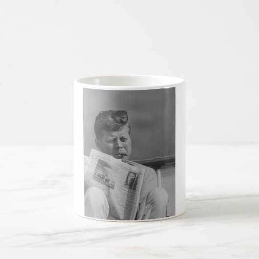 JFK entspannende Außenseite Kaffeetasse (Mittel)
