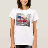 JFK Zitat Demokratie amerikanisches Flaggendesign T-Shirt (Vorderseite)