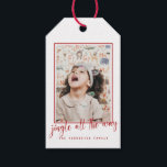 Jingle All The Way Red Script Foto Holiday  Geschenkanhänger<br><div class="desc">Mit diesem einzigartigen,  glücklichen Jingle All The Way in einem modernen roten Kalligraphieskript und Ihrem phantastischen Foto verleihen Sie Familie und Freunden Ihre Freude.  Einfache Anpassung von Namen,  Jahr und Bild der Wahl.</div>