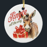 Jingle All Way Donkey Christmas Keramik Ornament<br><div class="desc">Dieser einzigartige Weihnachtsschmuck zeigt einen niedlichen Esel,  der ein Geschenk mit dem Satz "Jingle All the Way" in Vintager Schrift hält. Es ist eine lustige und festliche Ergänzung zu jedem Weihnachtsbaum.</div>