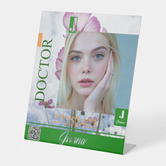 JIRANA PEDESTAL SIGN SOCKELSCHILD (Vorderseite)