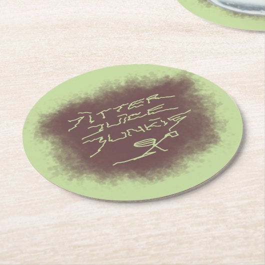 Jitter Juice Junkie - Kaffeekunst auf Grün. Runder Pappuntersetzer (Angewinkelt)