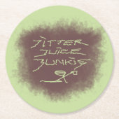 Jitter Juice Junkie - Kaffeekunst auf Grün. Runder Pappuntersetzer (Vorderseite)