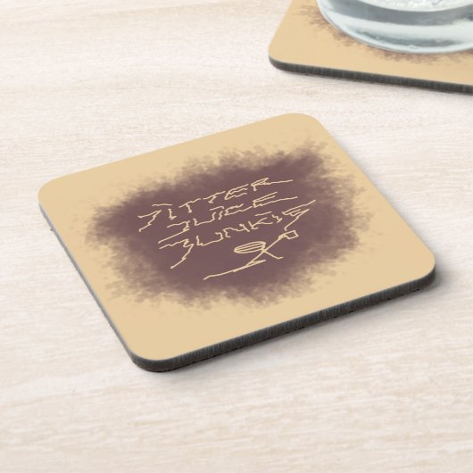 Jitter Juice Junkie - Kaffeekunst auf Latte Brown. Getränkeuntersetzer (Linke Seite)