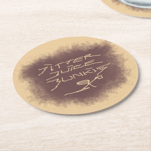 Jitter Juice Junkie - Kaffeekunst auf Latte Brown. Runder Pappuntersetzer (Angewinkelt)