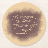 Jitter Juice Junkie - Kaffeekunst auf Latte Brown. Runder Pappuntersetzer (Vorderseite)