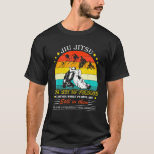 Jiu Jitsu Kunst des Faltens von Kleidung während M T-Shirt
