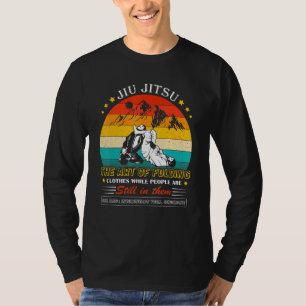 Jiu Jitsu Kunst des Faltens von Kleidung während M T-Shirt