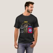 JMPI - 82. Im Flugzeug Div. V1.png T-Shirt (Vorne ganz)