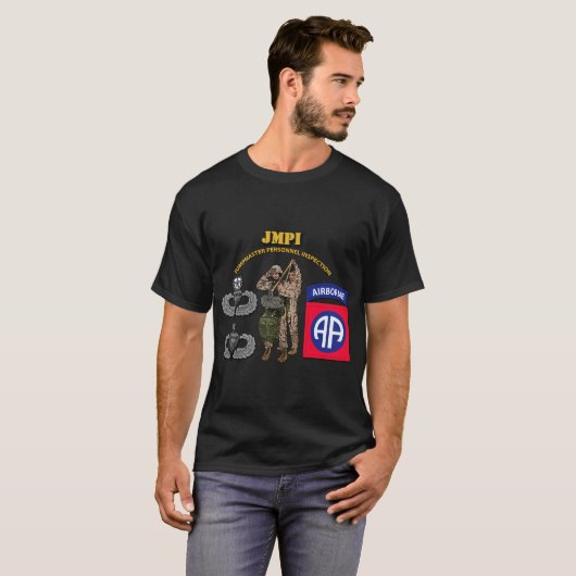 JMPI - 82. Im Flugzeug Div. V1.png T-Shirt (Vorne ganz)