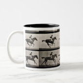 Jockey auf einem galoppierenden Pferd, überziehen Zweifarbige Tasse (Links)