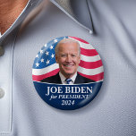 Joe Biden 2024 für Präsident Foto Button<br><div class="desc">Ein klassisches Design mit einem Bild des Mannes,  der für den Präsidenten kandidiert. Er kandidiert bei den Wahlen 2024 im Primär-Demokraten. Karo in unserem Shop für andere Kandidaten und Kampagnen.</div>