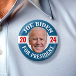 Joe Biden 2024 für Präsident Foto Floating Head Button<br><div class="desc">Joe Biden Design mit einem schwebenden Kopf umgeben vom klassischen Slogan - Joe Biden für Präsident. Ein sauberes, modernes Update auf der Grundlage eines Vintagen politischen Designs. Ein klassisches Design mit einem Bild des Mannes, der für den Präsidenten kandidiert. Er kandidiert bei der Wahl 2024 als Demokrat. Karo in unserem...</div>