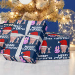 JOE BIDEN FUNNY KONFUSIERTE CHRISTMAS WRAPPING PAP GESCHENKPAPIER<br><div class="desc">JOE BIDEN TRAGEN EINE WEIHNACHTSMANNMÜTZE - NUR 4. OSTEN</div>