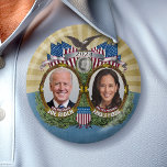 Joe Biden Kamala Harris 2024 - Jugate Foto Button<br><div class="desc">Ein Vintages Kampagnenkopfdesign mit Fotos und Goldakzenten und blauen Akzenten. Das aufwändige Design umfasst einen Adler,  amerikanische Flaggen und andere Details.</div>