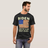 Joe Biden Making Ta-liBans große US-Flagge T-Shirt (Vorne ganz)