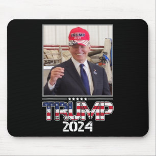 Joe Biden mit einer Trump-Mütze Wahl 2024 Lustig  Mousepad