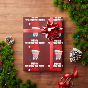 JOE BIDEN MIT SANTA-HUT DIE SACHE MIT EINPACKPAPIE GESCHENKPAPIER