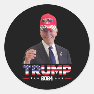 Joe Biden trägt eine Trump-Mütze 1 Runder Aufkleber