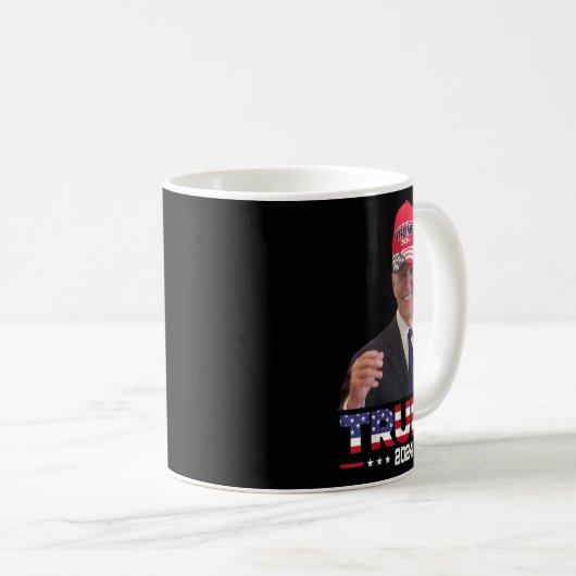 Joe Biden trägt einen Trump-Hut 1 Kaffeetasse (VorderseiteRechts)