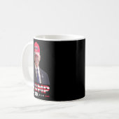 Joe Biden trägt einen Trump-Hut 1 Kaffeetasse (Vorderseite Links)