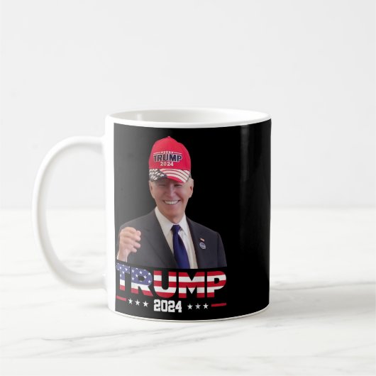 Joe Biden trägt einen Trump-Hut 1 Kaffeetasse (Links)