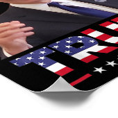 Joe Biden trägt einen Trump-Hut 1 Poster (Ecke)