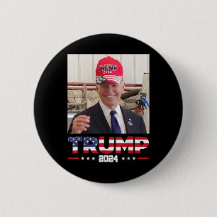 Joe Biden trägt einen Trump-Hut Button