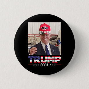 Joe Biden trägt einen Trump-Hut Button