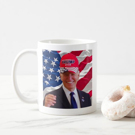 Joe biden trägt einen Trump-Hut Kaffeetasse (Mit Donut)