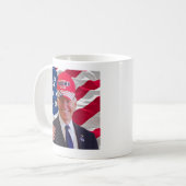 Joe biden trägt einen Trump-Hut Kaffeetasse (Vorderseite Links)