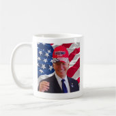 Joe biden trägt einen Trump-Hut Kaffeetasse (Links)