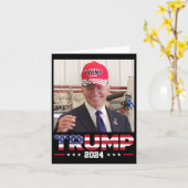 Joe Biden trägt einen Trump-Hut Karte (Gelbe Blume)