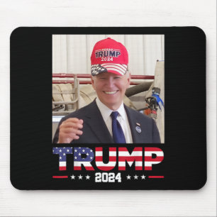 Joe Biden trägt einen Trump-Hut  Mousepad