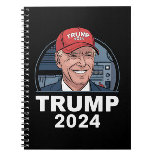 Joe Biden trägt einen Trump-Hut Notizblock