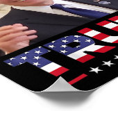 Joe Biden trägt einen Trump-Hut Poster (Ecke)