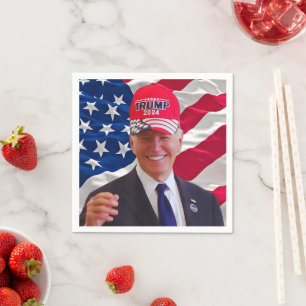 Joe biden trägt einen Trump-Hut Serviette
