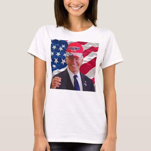 Joe biden trägt einen Trump-Hut T-Shirt (Vorderseite)