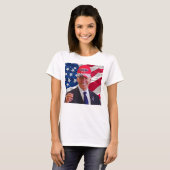 Joe biden trägt einen Trump-Hut T-Shirt (Vorne ganz)