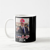 Joe Biden trägt einen Trump-Hut-Wahl 2024 Funny Kaffeetasse (Links)