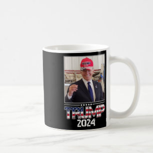Joe Biden trägt einen Trump-Hut-Wahl 2024 Funny Kaffeetasse
