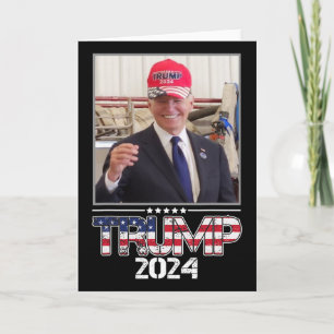 Joe Biden trägt einen Trump-Hut Wahl 2024 Lustig Karte