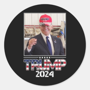 Joe Biden trägt einen Trump Hut Wahl 2024 Lustig Runder Aufkleber