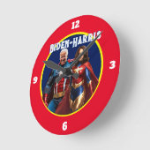 Joe Biden und Kamala Harris als Superhelden Runde Wanduhr (Winkel)
