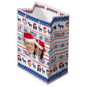 Joe und Kamala Weihnachten Mittlere Geschenktüte (Vorderseite Schrägansicht)