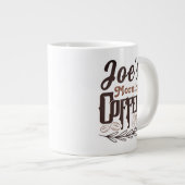 Joe's Morgencoffee Custom Typografy Art Jumbo-Tasse (Vorderseite Rechts)